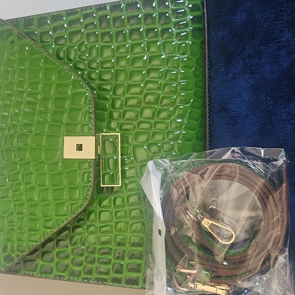 Green Patent Handbag - Picture 3 of 7